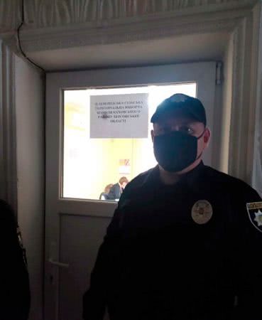 Поліція Херсонщини забезпечує цілодобову охорону територіальних виборчих комісій