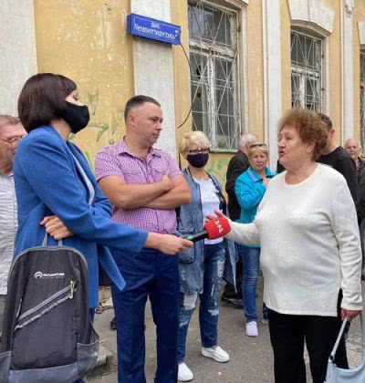 В центрі міста нарешті почали розбирати небезпечну споруду
