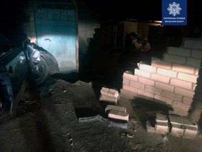 Водій авто в’їхав  в цегляний паркан
