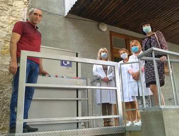 Лікарня Карабелеша:  у рамках проекту «Зручна поліклініка»  встановлено автоматичний тонометр і підйомник для маломобільних людей