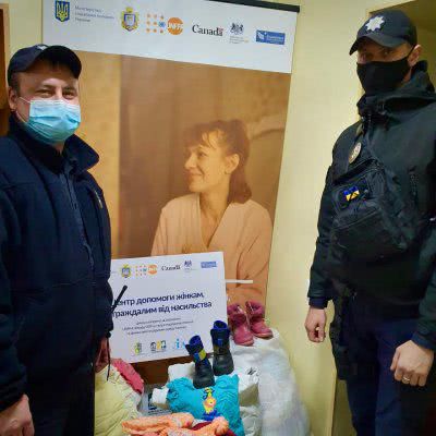 На Херсонщині поліцейські передали необхідний теплий одяг нужденним сім’ям