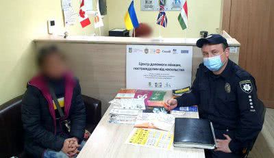 В Херсоні поліцейські допомогли жінці, яку вигнала з квартири рідна сестра