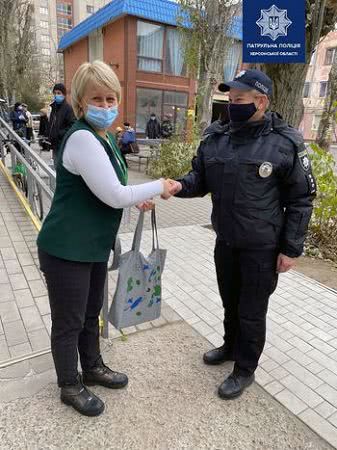 Поліцейська повернула знайдену сумку власниці