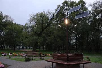 У ХДУ з’явилось дерево із сонячних панелей для підзарядки гаджетів