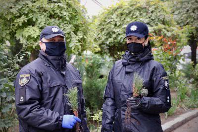 В Херсоні ювенальні поліцейські висадили дерева сосни на території притулку та дитячої лікарні