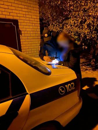 В Херсоні поліцейські склали протокол на жінку, яка покинула двох маленьких дітей на свою бабусю