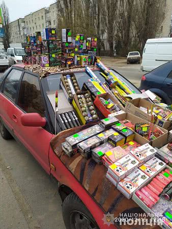 На Херсонщині поліцейські вилучили близько 40 кілограмів піротехніки сумнівної якості