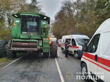 На Херсонщині поліція розслідує зіткнення мікроавтобусу з комбайном