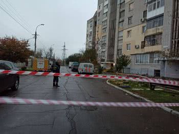 Херсонські рятувальники демонтували аварійну бетонну конструкцію у  багатоповерхівці