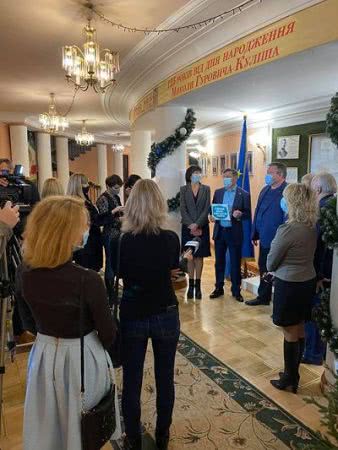 Директор Херсонського театру ім. Миколи Куліше пропонує підтримати лікарів