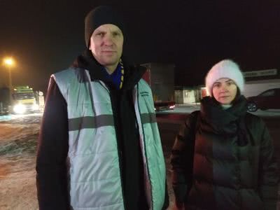 Рідні херсонця Олександра Шумкова та представник Офісу Уповноваженого Ігор Мазур вже очікують його на пункті пропуску «Бачівськ»