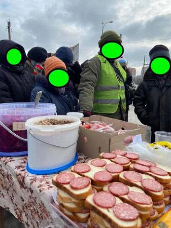 Щонеділі у Таврійському мікрорайоні група небайдужих городян годує гарячими обідами малозабезпечених  пенсіонерів та нужденних