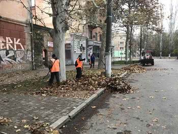 Листя у Херсоні прибирають, але не скрізь