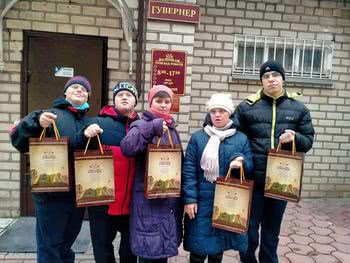 Сонячні діти в Херсоні отримали в подарунок книги
