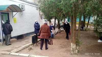 В Олешках в районной больнице не смогли организовать нормальных условий для сдачи анализов на COVID