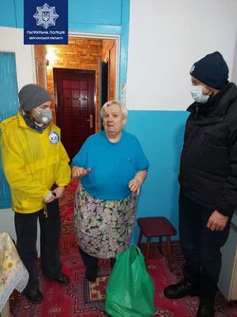 Патрульні з волонтерами передали херсонцям у скруті продуктові набори