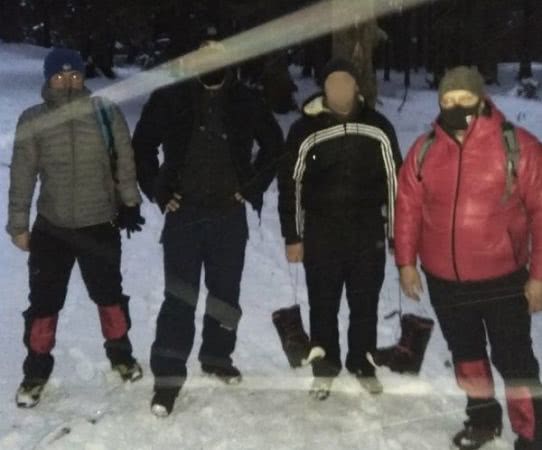 Рятувальники допомогли туристу з Херсона спуститися з Говерли
