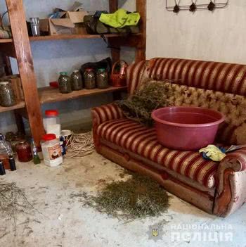 У Білозерці поліцейські вилучили у місцевого жителя гранату і наркотики
