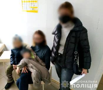У Херсоні вилучено з родини двох малюків, яких покинув вітчим, поки мати знаходиться в пологовому з п’ятою дитиною