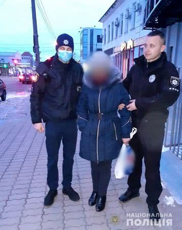 В Херсоне полицейские составили протокол на мужчину, который выгнал из дома 81-летнюю мать