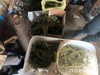 Поліцейські вилучили пістолет та канабіс у двох жителів Херсонського району