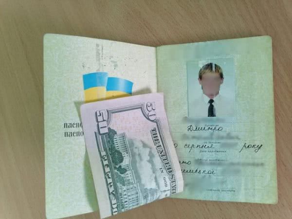 На КПВВ "Каланчак" парень предлагал взятку за пропуск девушки