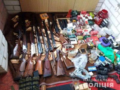 Поліція у херсонця вилучила арсенал зброї 