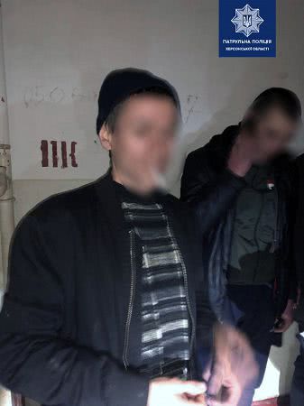 В Херсоне патрульные задержали грабителей, отобравших у подротска телефон и часы