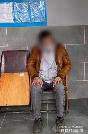 В Херсоне 26-летний внук совершал домашнее насилие над 76-летней бабушкой, требуя деньги