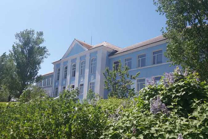 На будівництві “школи майбутнього” на Херсонщині поставили хрест