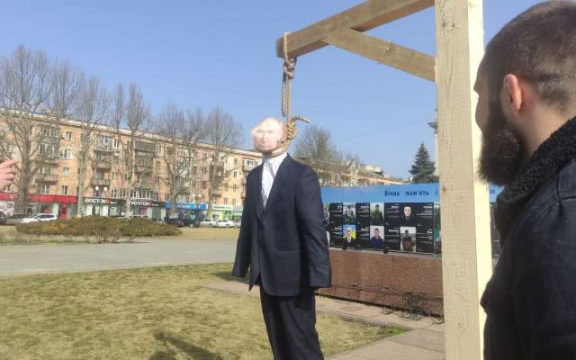 В Херсоне повесили и сожгли чучело президента России