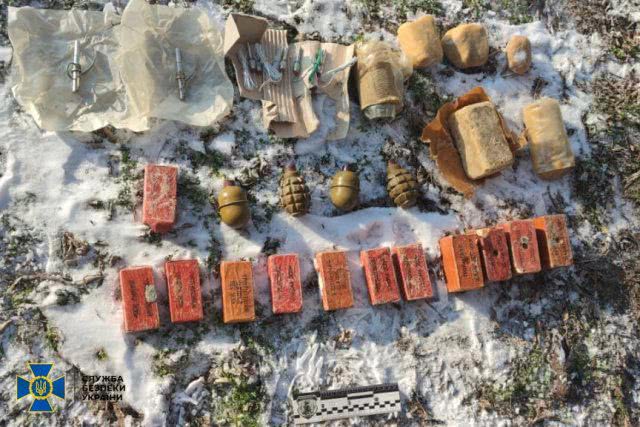 На Херсонщине СБУ обнаружила тайник с взрывчаткой и электродетонаторами