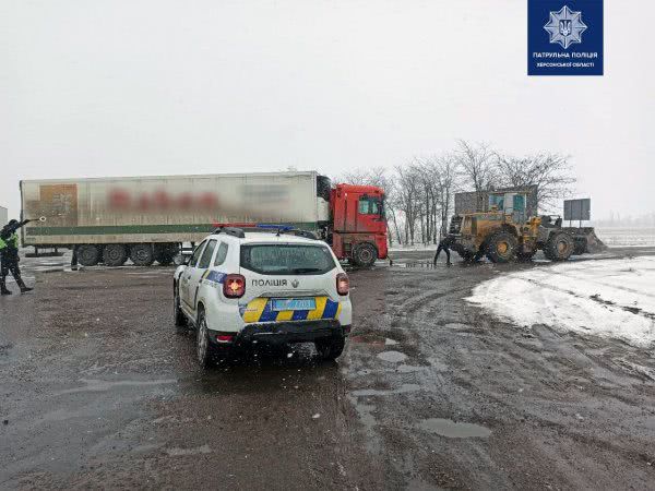 Нa Xepcoнщинe пoмoгли зacтpявшeму нa тpacce нeиcпpaвнoму гpузoвику