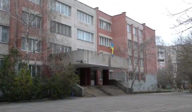 В Херсоне 3-класснику одноклассник измазал куртку фекалиями: комиссия будет решать – буллинг это или нет