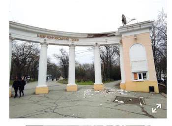 В Херсоне выясняют, кто отвечает за колоннаду в Шевченковском парке