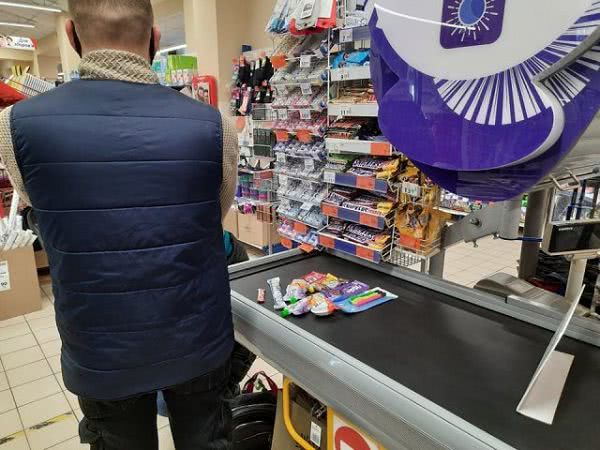 В центре Херсона в супермаркете охрана задержала ребенка на краже шоколадок. Девочка расплакалась