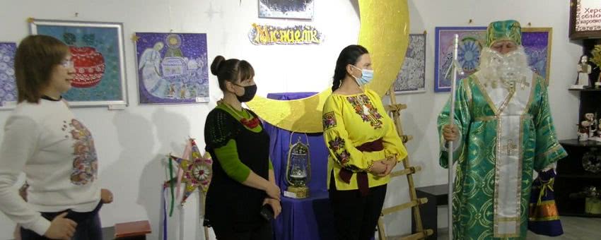 Картини, ляльки, витинанки, кераміка, різдвяний декор: у Херсоні відкрилась виставка "Місяцелік"
