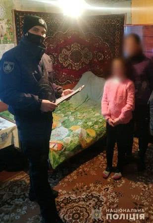 В ОТГ працівники ювенальної превенції поліції Херсонщини спільно зі службою у справах дітей перевіряють умови проживання малюків