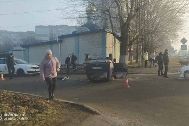 В Херсоне у здания полиции перевернулся автомобиль