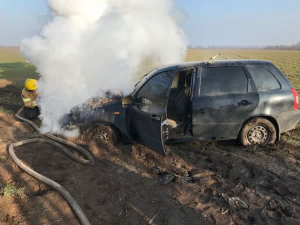Возле Голой Пристани в поле горел внедорожник