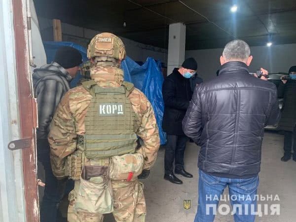 Изъяли 3,5 тонны спирта и 3 тонны водки: подробности разоблачения подпольного цеха в Херсоне
