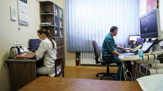 В отремонтированную херсонскую больницу завозят оборудование
