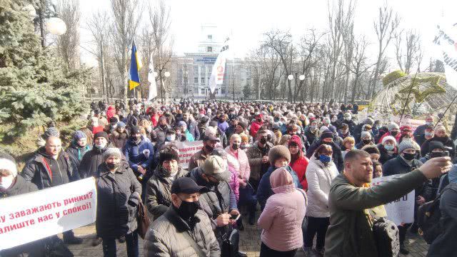 Перед зданием Херсонского горсовета масштабный митинг работников рынков