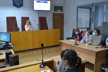 Новокаховські податківці навчали працівників Феміди користуватися онлайн кабінетом