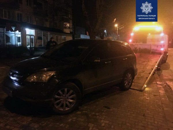 Водій, який сів за кермо під дією наркотиків, пропонував патрульним хабар 300 доларів
