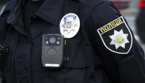 В Херсоне патрульные помогли потушить загоревшийся троллейбус