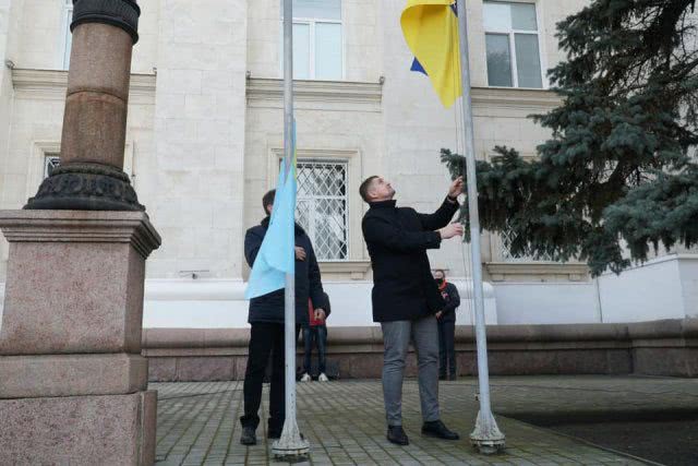 В Херсоне подняли крымскотатарский флаг