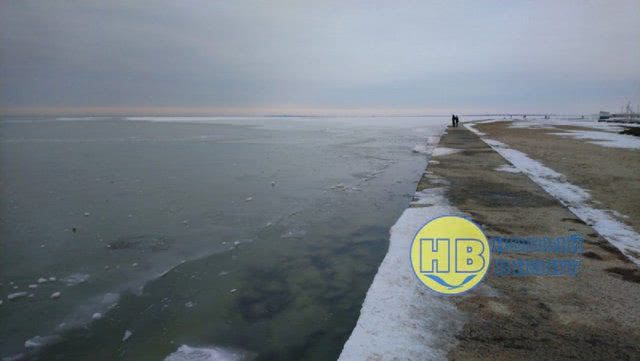 Возле Геническа замерзло море