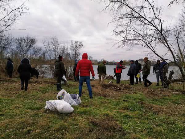В Херсоне рыболовы-спортсмены убирали берег озера