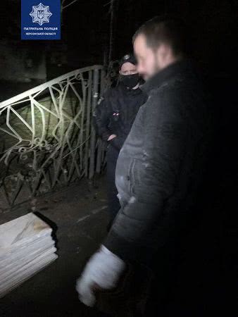 Ночью в Херсоне на недострое на пр Ушакова задержали троих: они выносили отделочную плитку